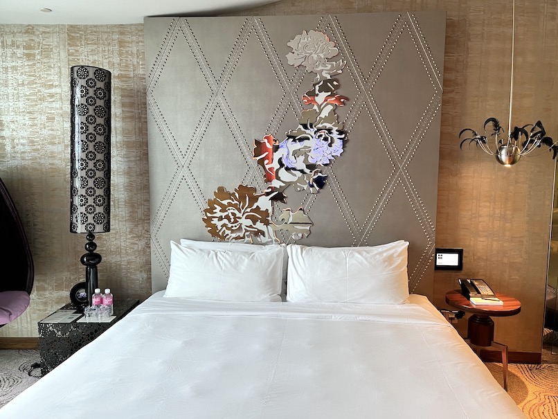 Wシンガポールの客室：ベッドルーム（ヘッドボード）