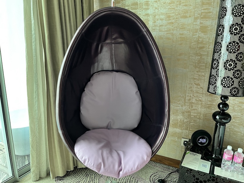 Wシンガポールの客室：ベッドルーム（チェア）
