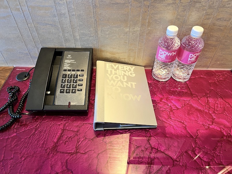 Wシンガポールの客室：デスク（電話と水）