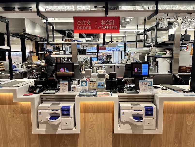 関西空港「ぼてぢゅう」：店内レジ（全景）