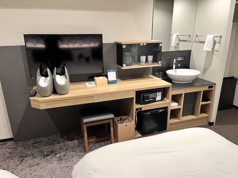 OMO関西空港の客室：ベッドルーム（TVとデスク、キャビネット）