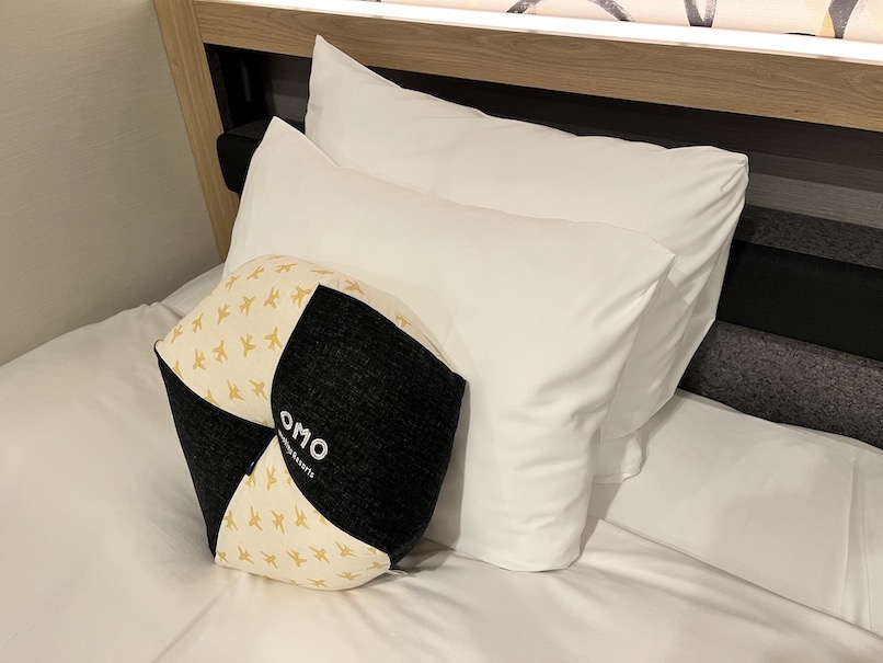 OMO関西空港の客室：ベッドルーム（枕とクッション）