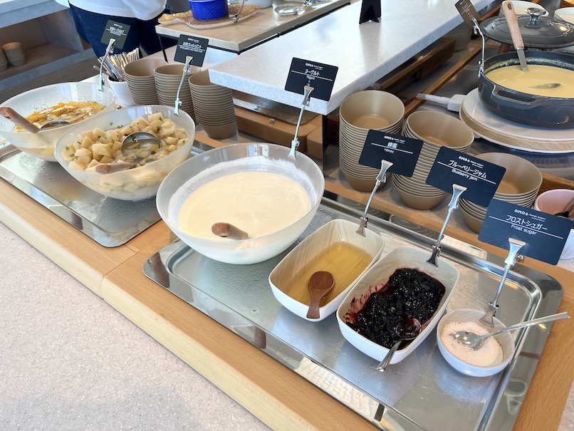 OMO関西空港の朝食：フードカウンター（ヨーグルトとフルーツ）