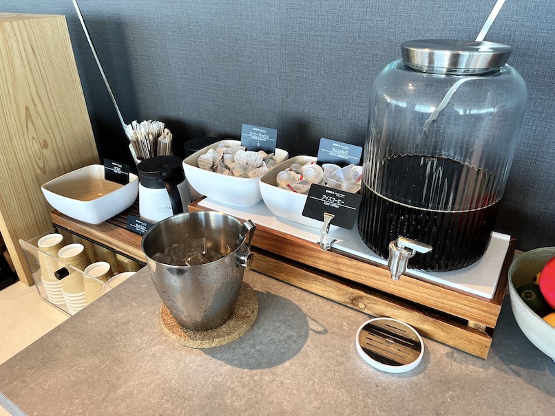 OMO関西空港の朝食：ドリンクテーブル（アイスコーヒー）