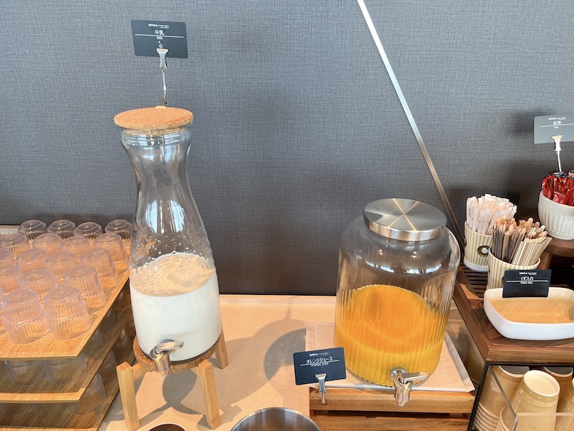 OMO関西空港の朝食：ドリンクテーブル（ミルク）