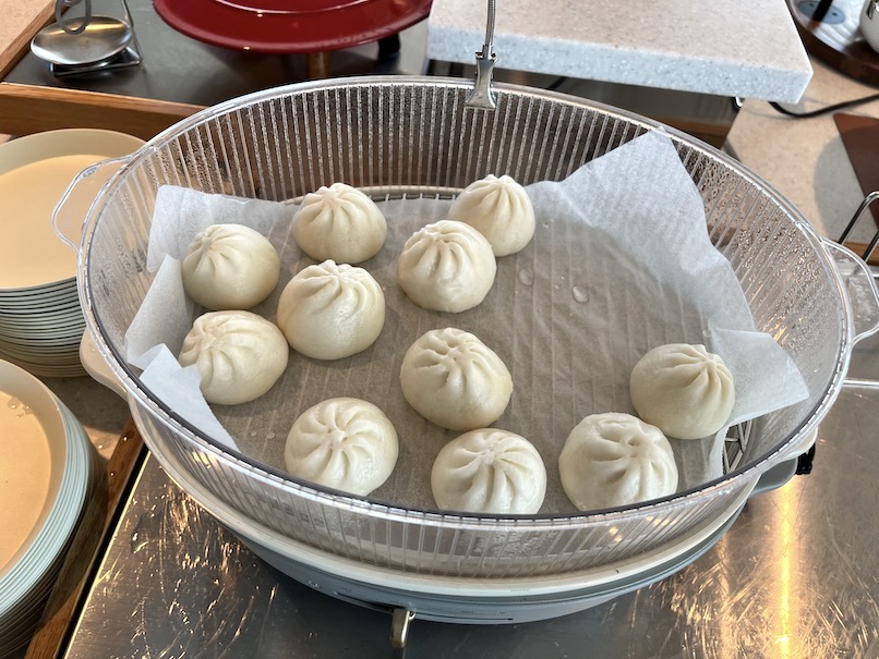 OMO関西空港の朝食：フードカウンター（肉まん）