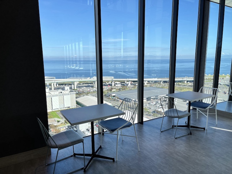 OMO関西空港の朝食：内観（窓とテーブル）