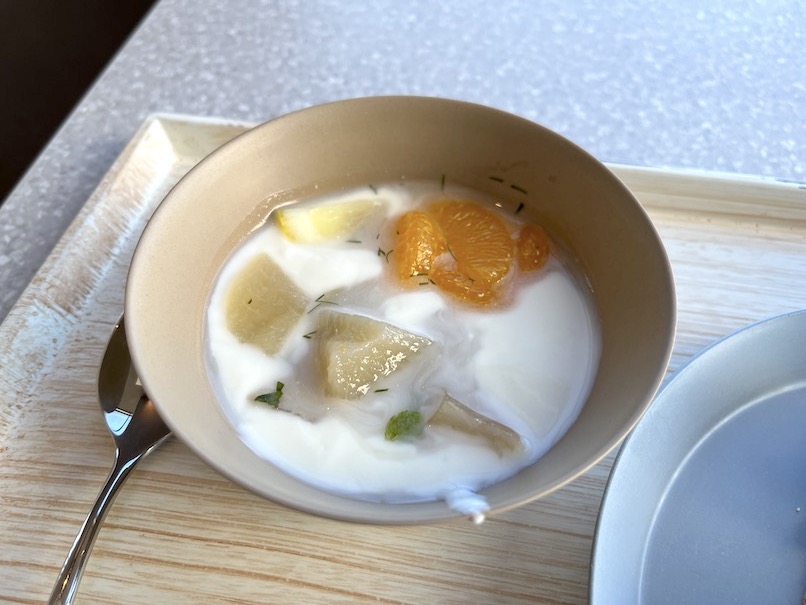 OMO関西空港の朝食：実食（フルーツとヨーグルト）
