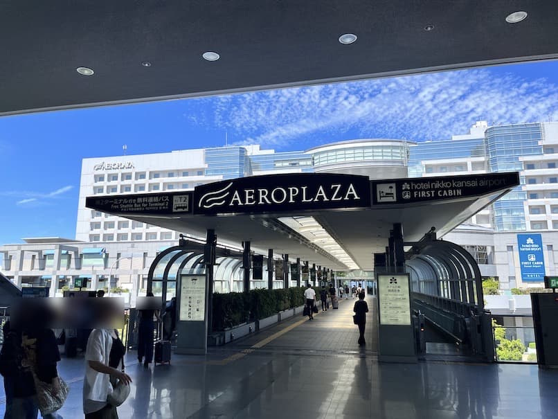 関西空港 カフェラウンジ「NODOKA」へのアクセス：エアロプラザの動く歩道