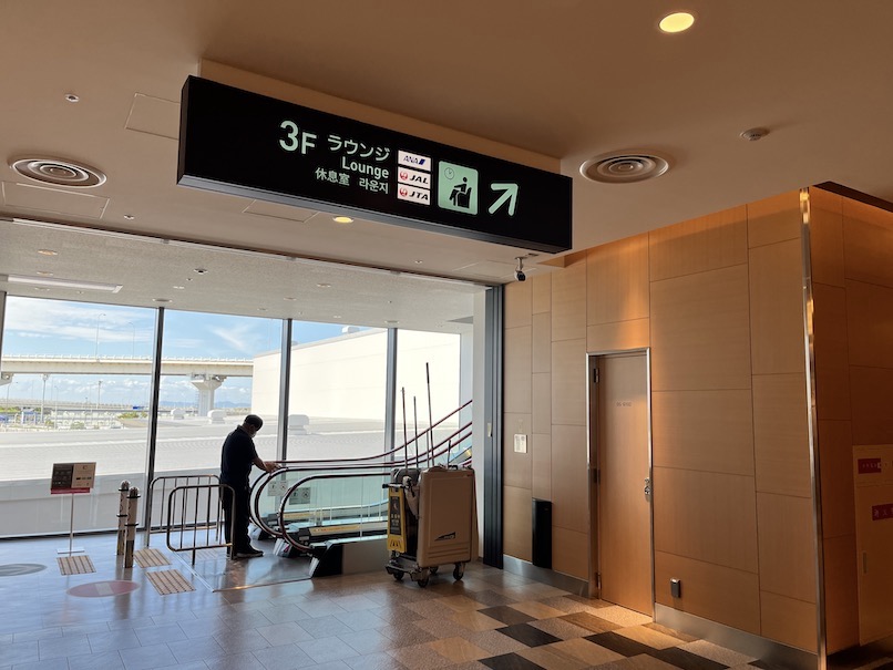 関西空港「ラウンジKANSAI」：場所とアクセス（ラウンジへの案内板）