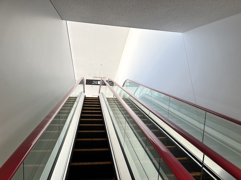 関西空港「ラウンジKANSAI」：場所とアクセス（3階へのエスカレーター）