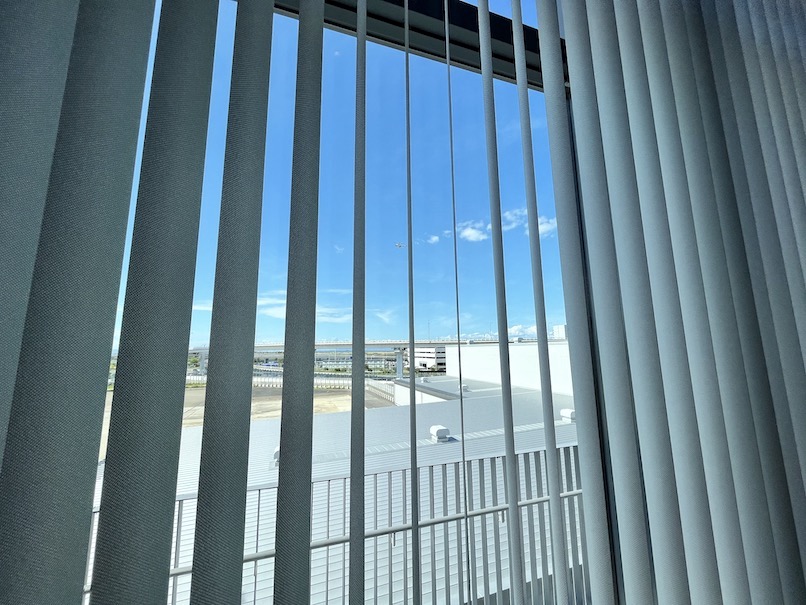 関西空港「ラウンジKANSAI」：内観（窓とブラインド）