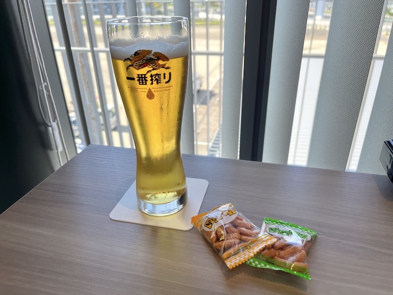 関西空港「ラウンジKANSAI」：実食（ビールとスナック）