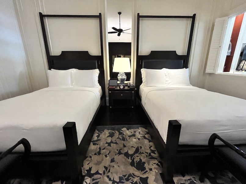ラッフルズホテル（シンガポール）の客室：ベッドルーム（クイーンベッド2台）