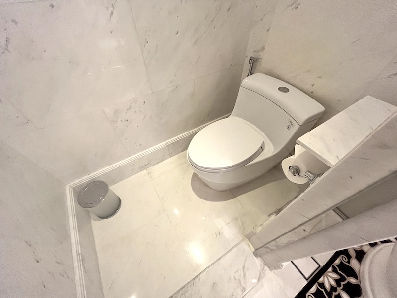ラッフルズホテル（シンガポール）の客室：バスルーム（トイレ）