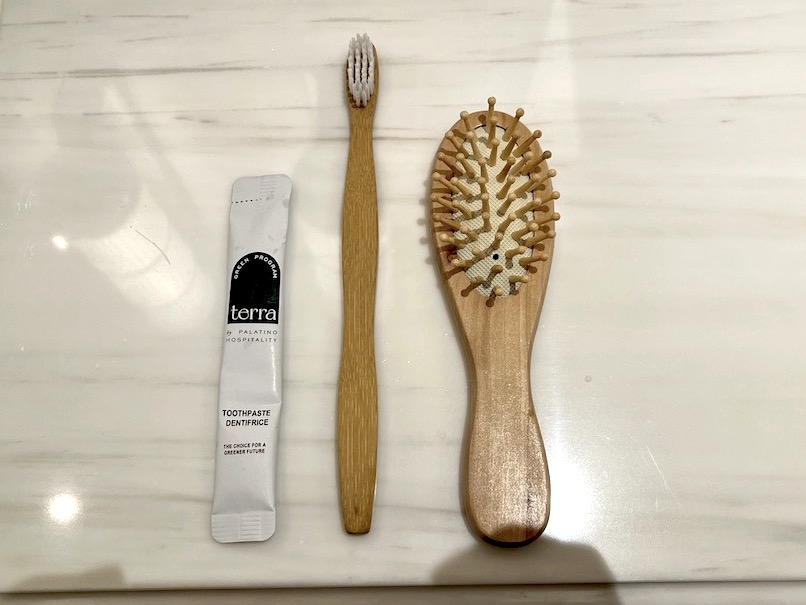 ラッフルズホテル（シンガポール）の客室：アメニティー（木製の歯ブラシとヘアブラシ）