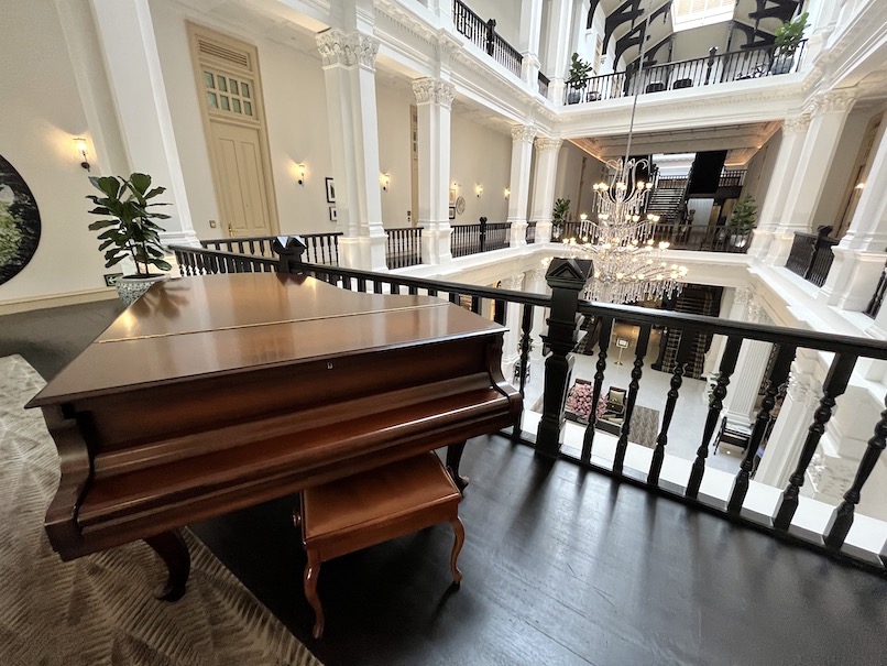 ラッフルズホテル（シンガポール）のロビー（ピアノ）