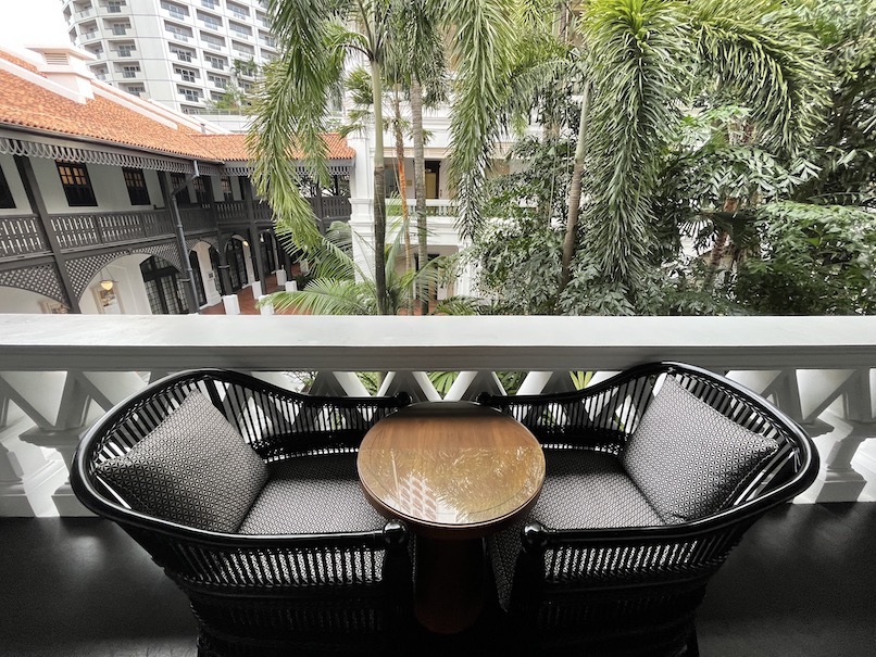 ラッフルズホテル（シンガポール）の客室：ガーデンスペース（チェアとテーブル）