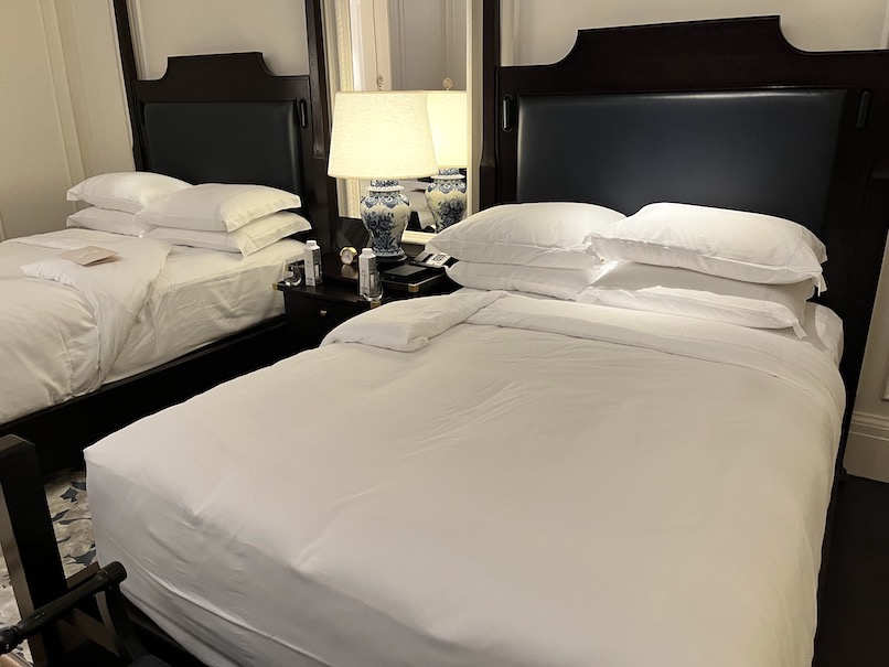 ラッフルズホテル（シンガポール）の客室：ターンダウン（ベッドのセッティング）