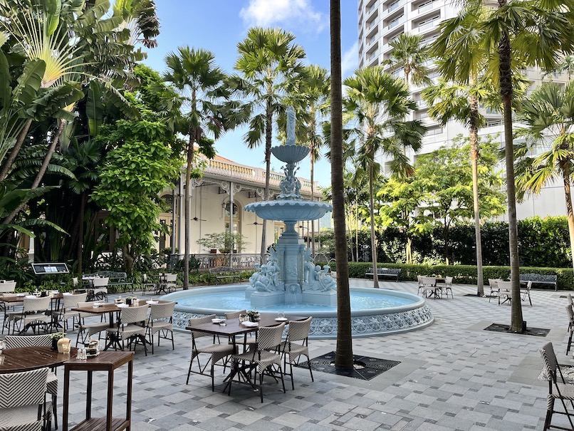 ラッフルズホテル（シンガポール）の朝食：テラス席（全景）