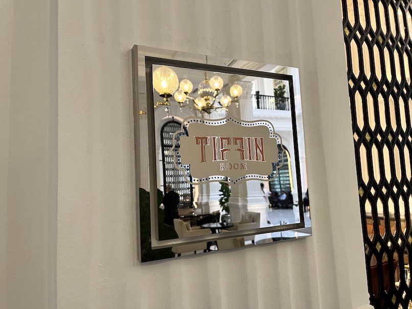 ラッフルズホテル（シンガポール）のレストラン「ティフィンルーム（看板）」