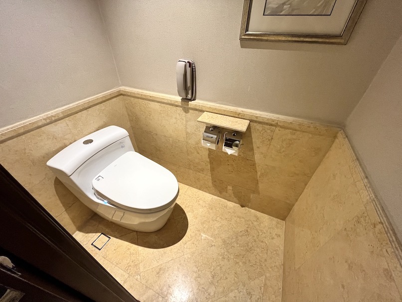 フラトンホテル（シンガポール）の客室：バスルーム（トイレ）