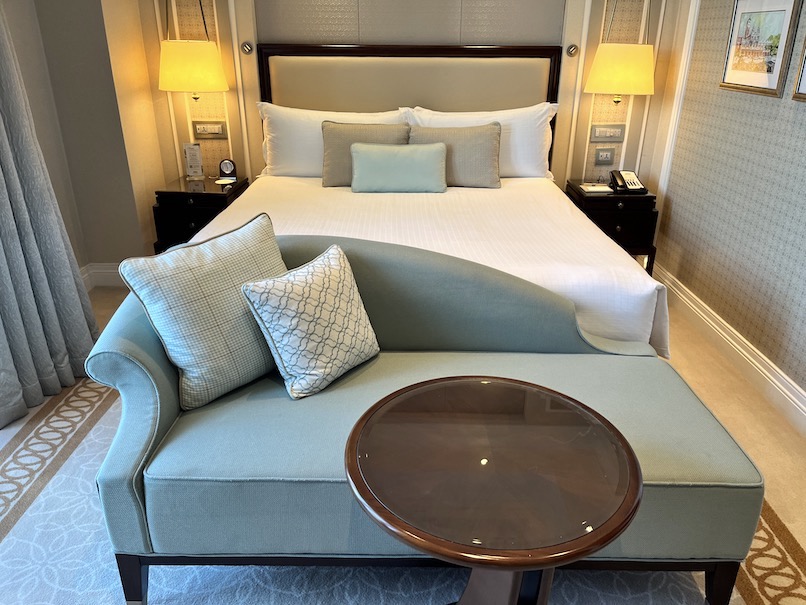 フラトンホテル（シンガポール）の客室：ベッド（キング）