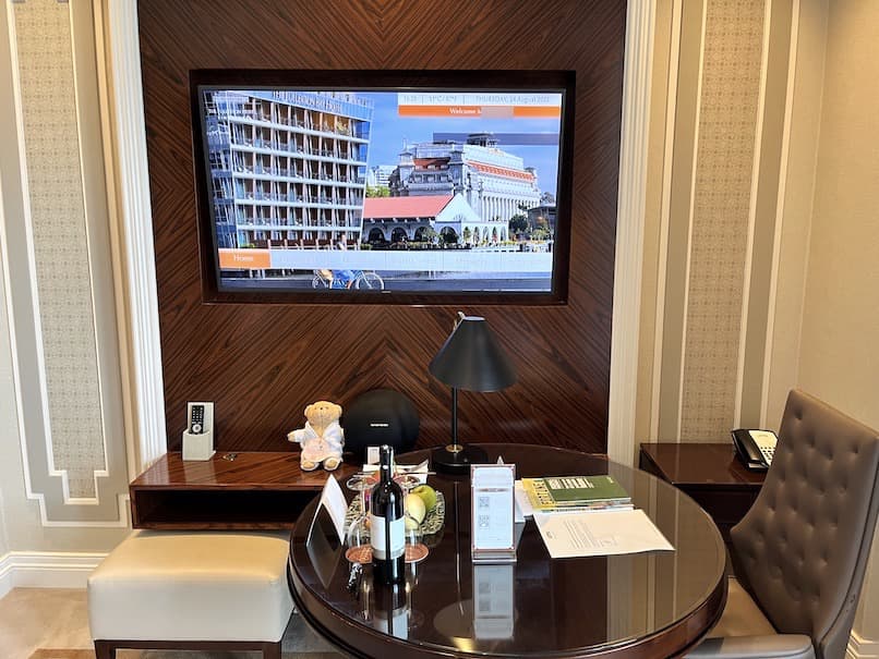 フラトンホテル（シンガポール）の客室：ベッドルーム（TVとデスク）