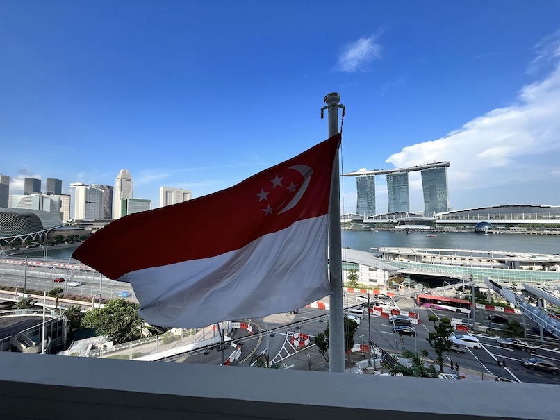 フラトンホテル（シンガポール）の客室：眺望（国旗）