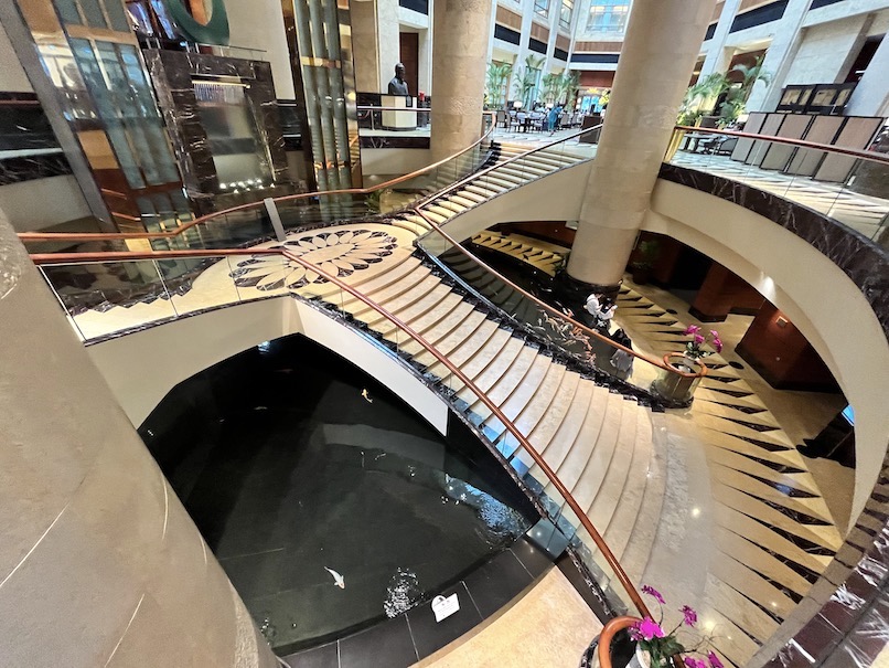 フラトンホテル（シンガポール）のロビー（中央階段）