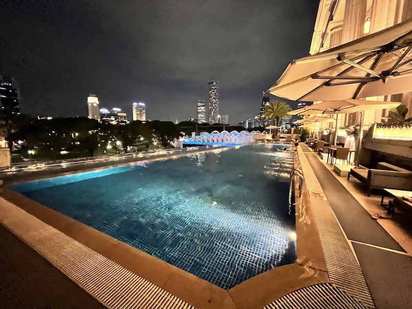 フラトンホテル（シンガポール）のプール：ナイトプールの全景（2）