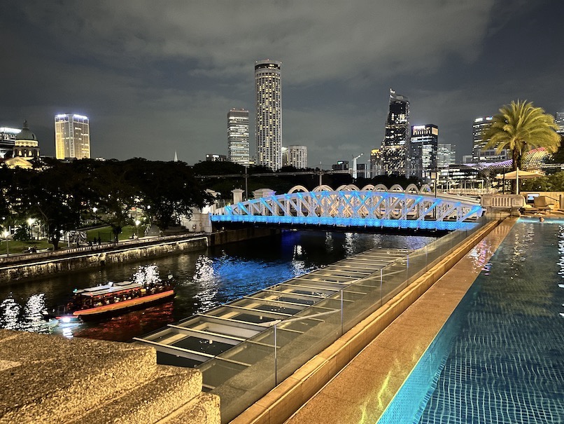 フラトンホテル（シンガポール）のプール：ナイトプールからの眺望（1）