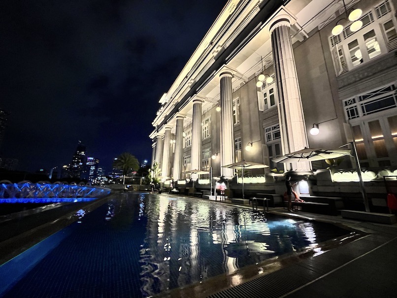 フラトンホテル（シンガポール）のプール：ナイトプールの全景（1）