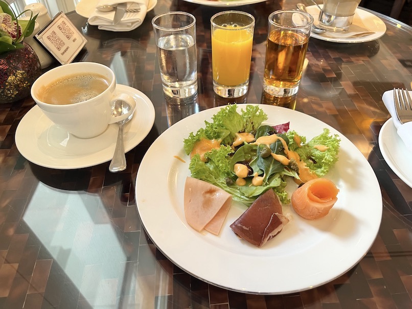 クラブラウンジの朝食：実食（サラダとコールドカット）