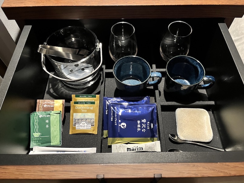 フォーポイントバイシェラトン名古屋の客室：ミニバー（グラスとカップ、紅茶、日本茶）