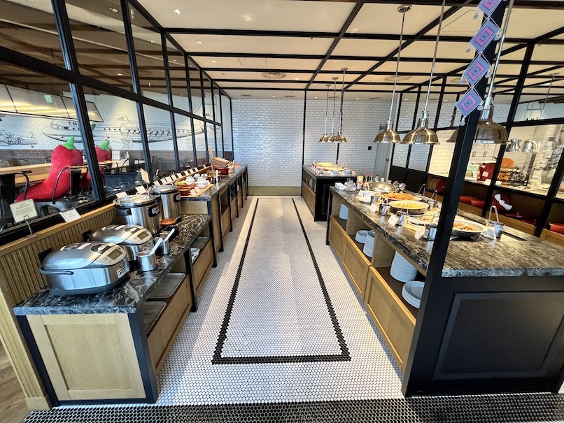 フォーポイントバイシェラトン名古屋の朝食：レストランの内観（ビュッフェコーナー2）