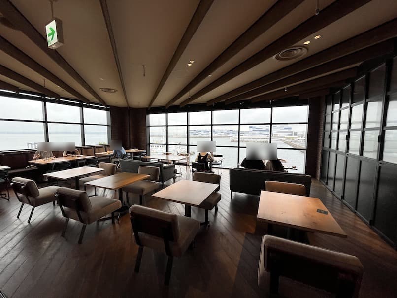 フォーポイントバイシェラトン名古屋の朝食：レストランの内観（テーブル席1）