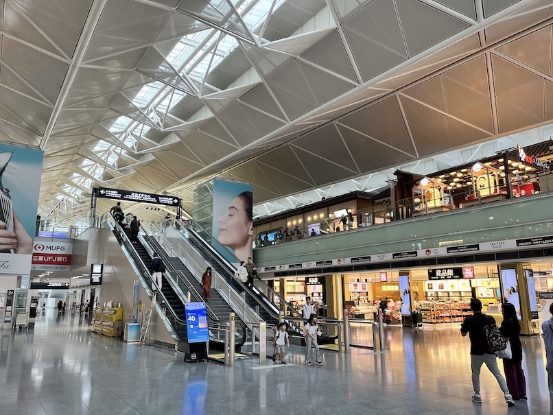 中部国際空港「ぼてぢゅう」の場所とアクセス：3階から4階へのエスカレーター