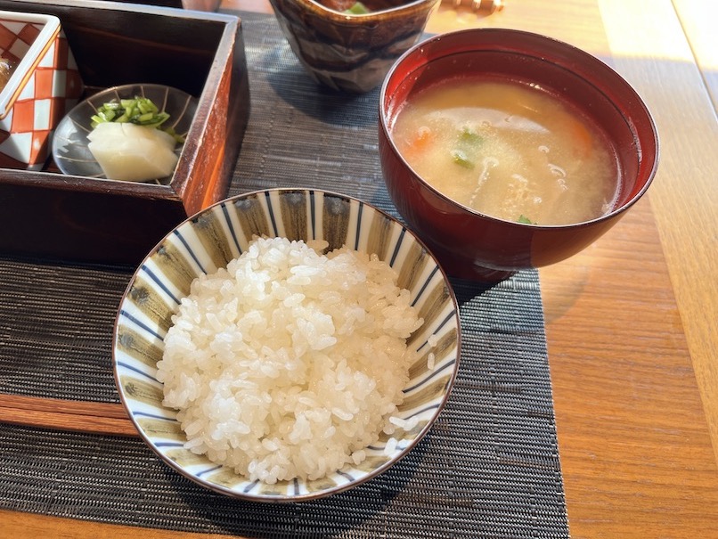 ATAMIせかいえの朝食：ご飯と豚汁、香の物