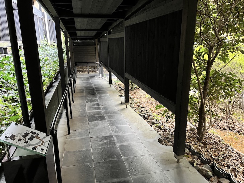 ふふ熱海の中庭：回廊