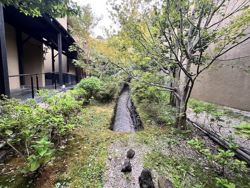 ふふ熱海の中庭：全景（2）