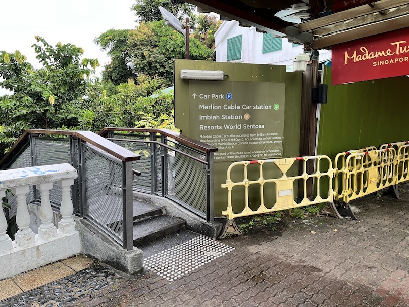 ケーブルカー「セントーサ駅」の案内板