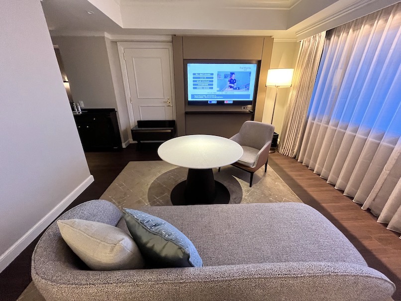 ウェスティンホテル東京の客室：ベッドルーム（TVとキャビネット）