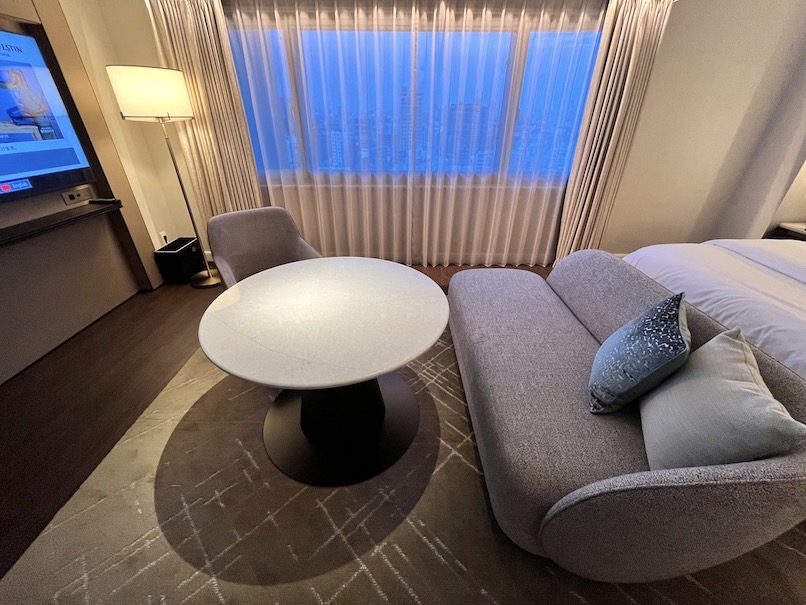 ウェスティンホテル東京の客室：ベッドルーム（テーブルとソファー、チェア）