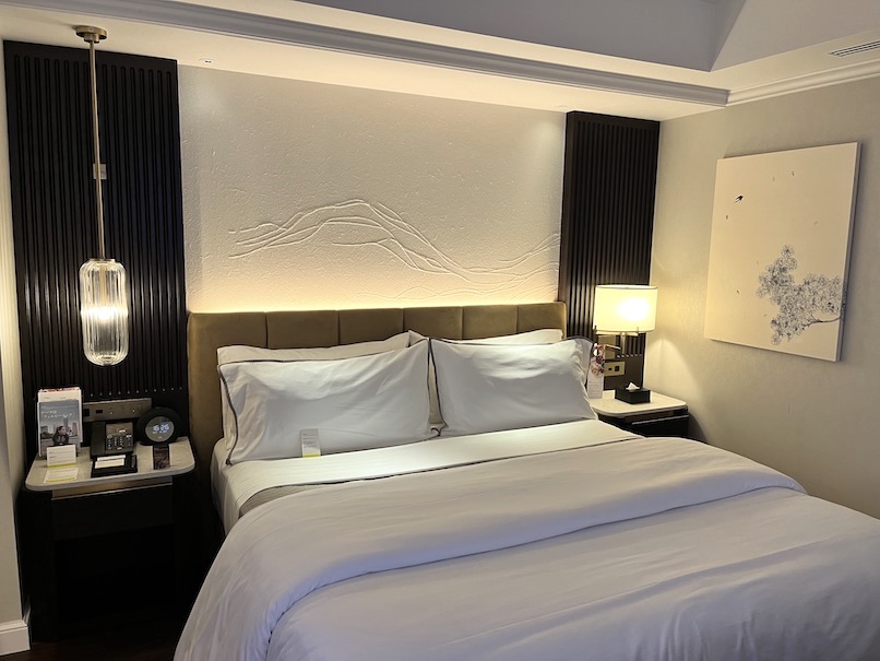 ウェスティンホテル東京の客室：ベッドルーム（ヘッドボードとオブジェ）