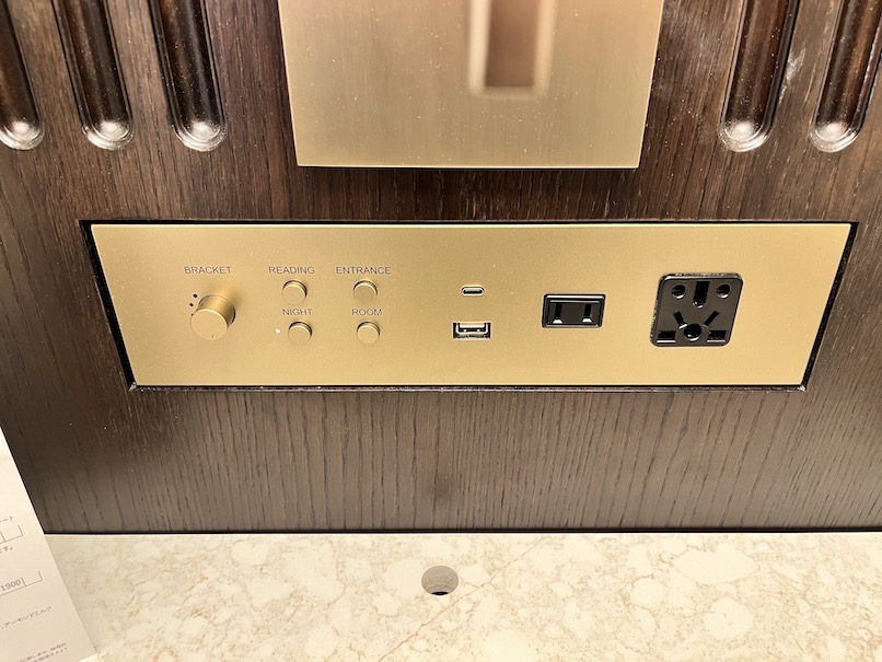 ウェスティンホテル東京の客室：ベッドルーム（電源とスイッチ）
