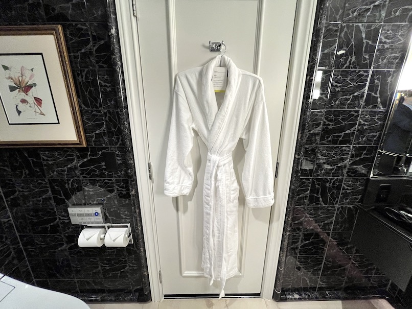 ウェスティンホテル東京の客室：バスルーム（バスローブ）