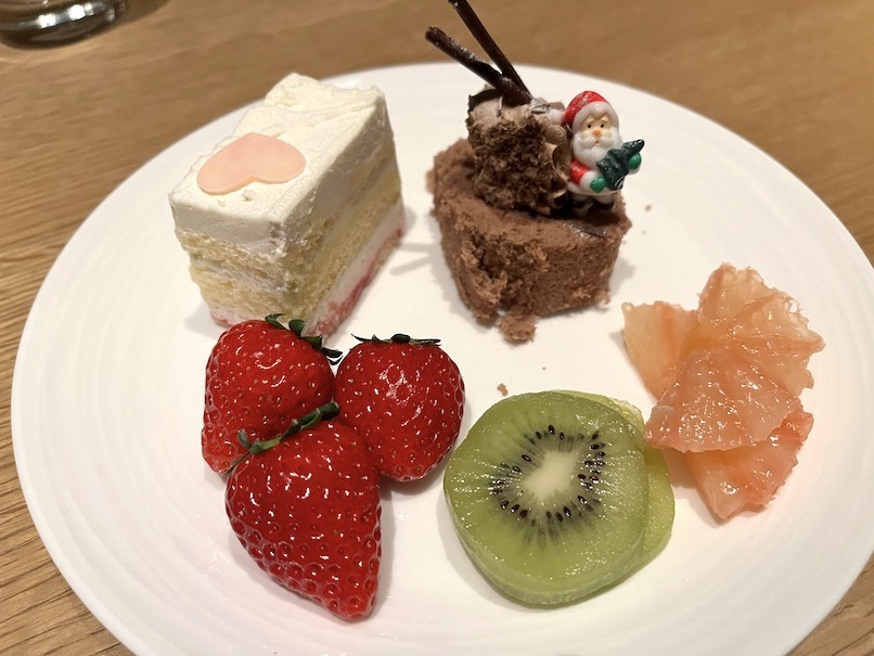 クラブラウンジのカクテルタイム：実食（ケーキとフルーツ）