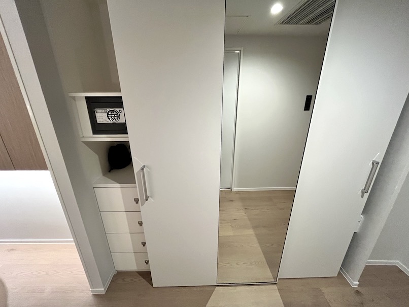 コートヤード銀座の客室：クローゼット（全景）