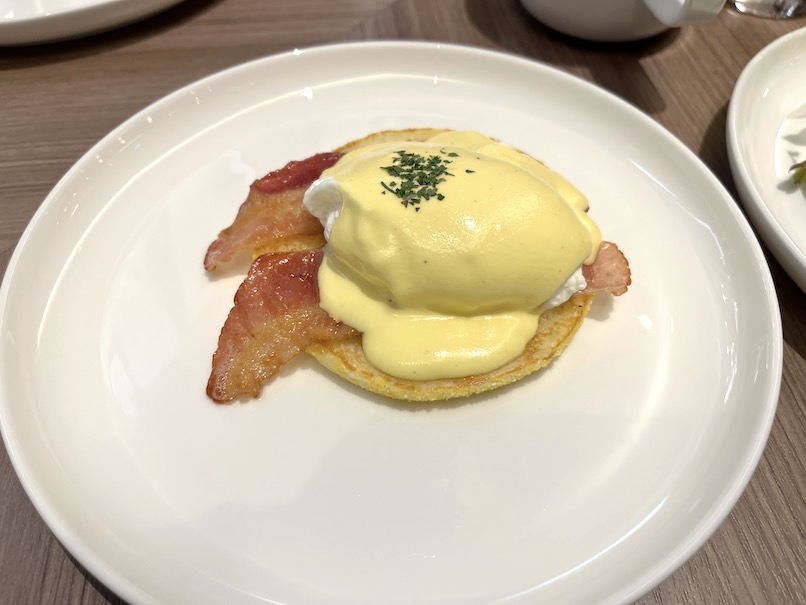 コートヤード銀座の朝食」実食（エッグベネディクト）